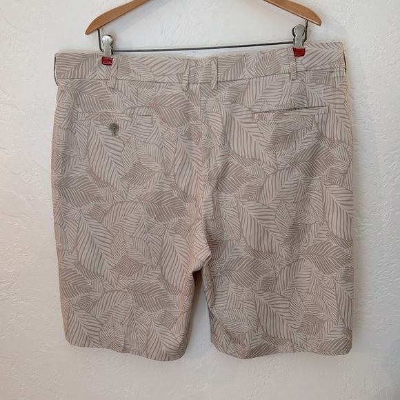 Walter Hagen wrinkle resistant flat front shorts leaves light khaki - Picture 4 of 7